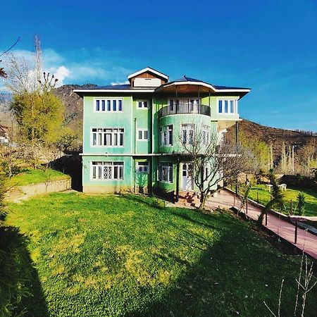 Calm Holiday Inn Srinagar  Exterior photo