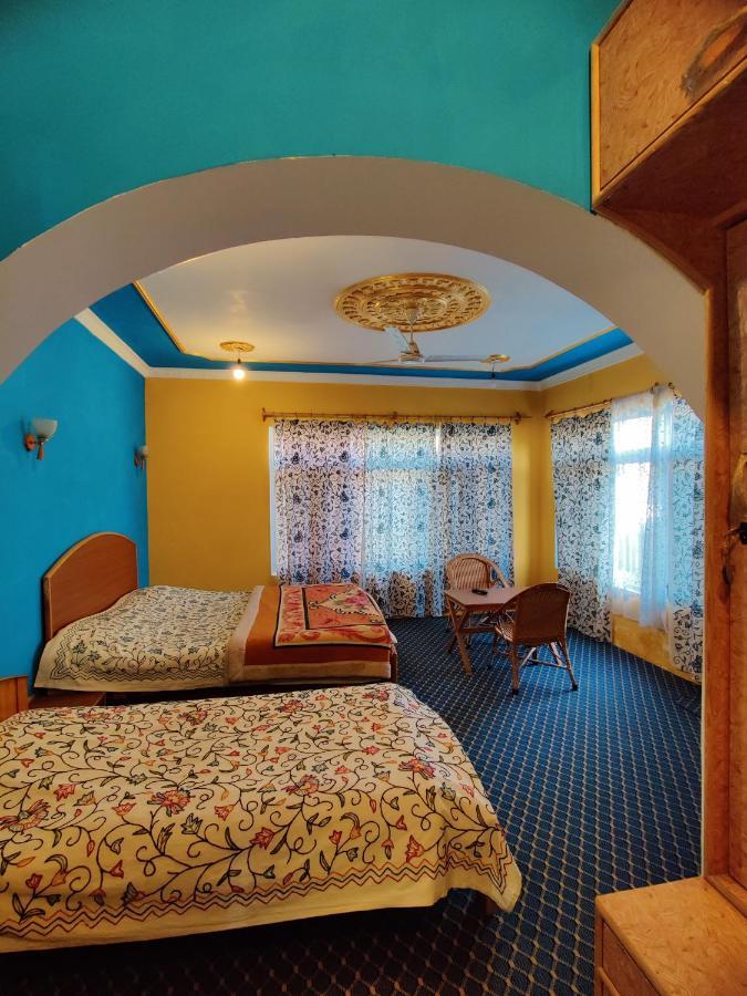 Calm Holiday Inn Srinagar  Exterior photo