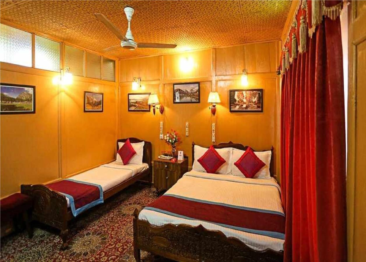 Calm Holiday Inn Srinagar  Exterior photo