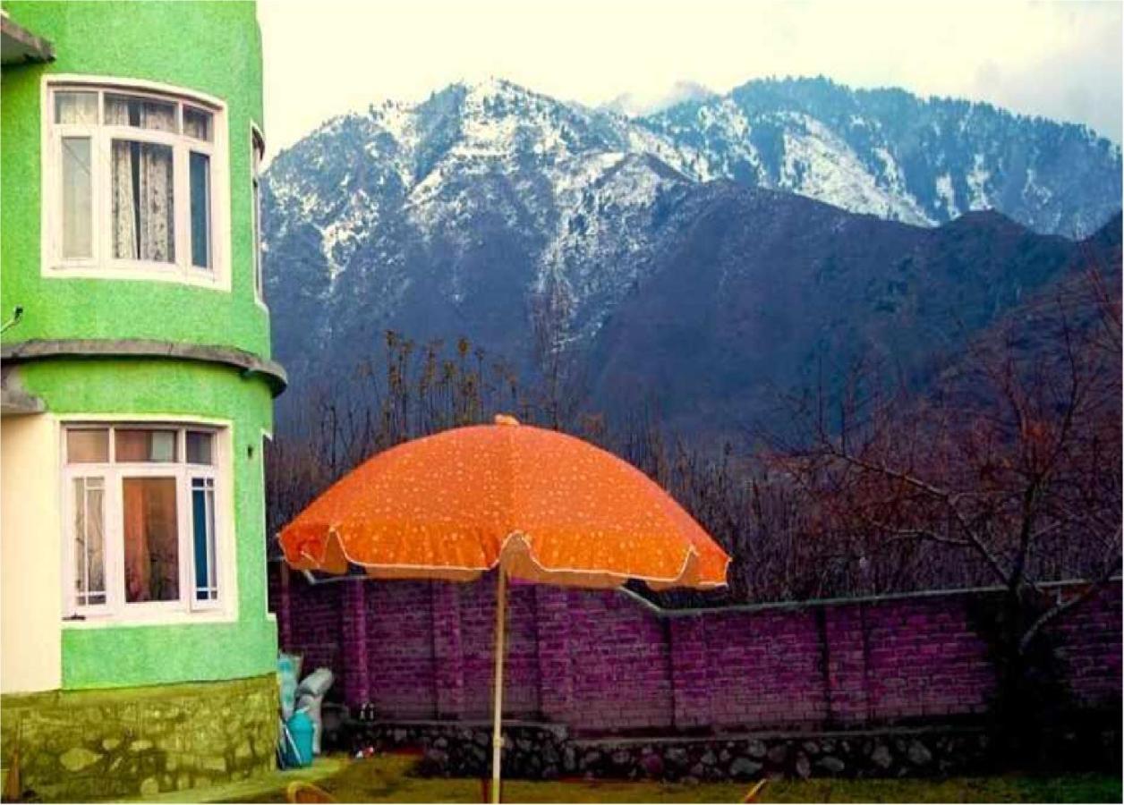 Calm Holiday Inn Srinagar  Exterior photo