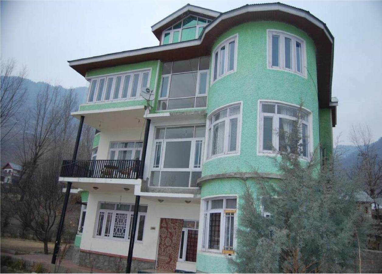 Calm Holiday Inn Srinagar  Exterior photo